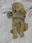 828578 Afbeelding van een hond met een krant in de bek, geschilderd op de muur in een poortje bij het pand ...